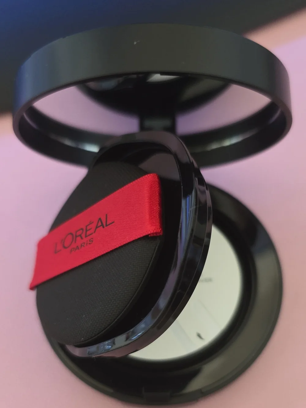 L'Oreal Compact Foundation - Black & Red Accents